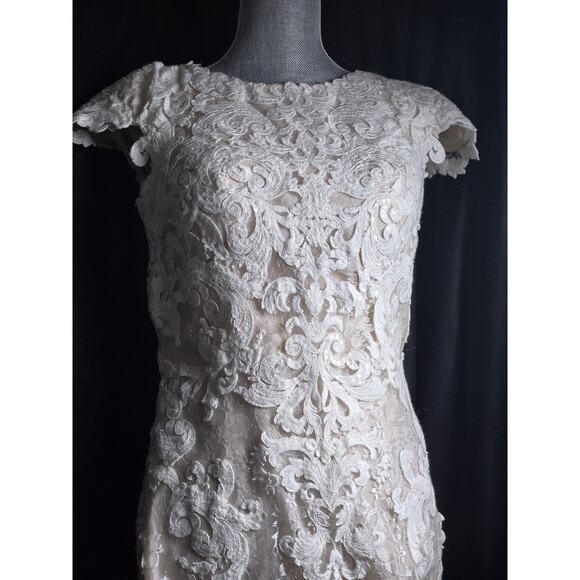 Exquisite Lace Bridal Gown in Cream - Picture 2 of 10